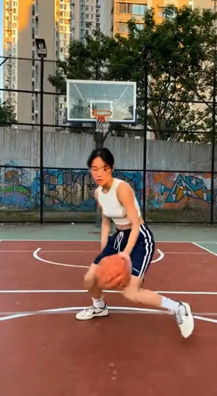 这运球的丝滑程度,堪比德芙巧克力广告