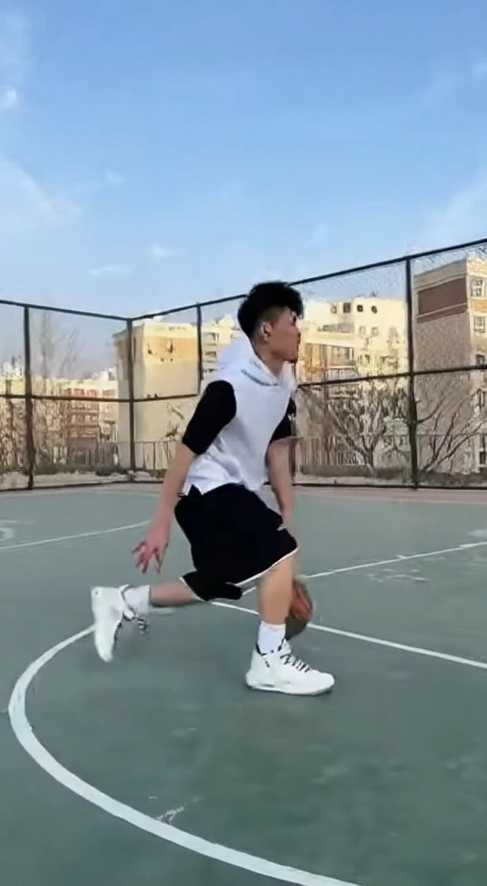 这运球丝滑程度,堪比德芙巧克力广告本告