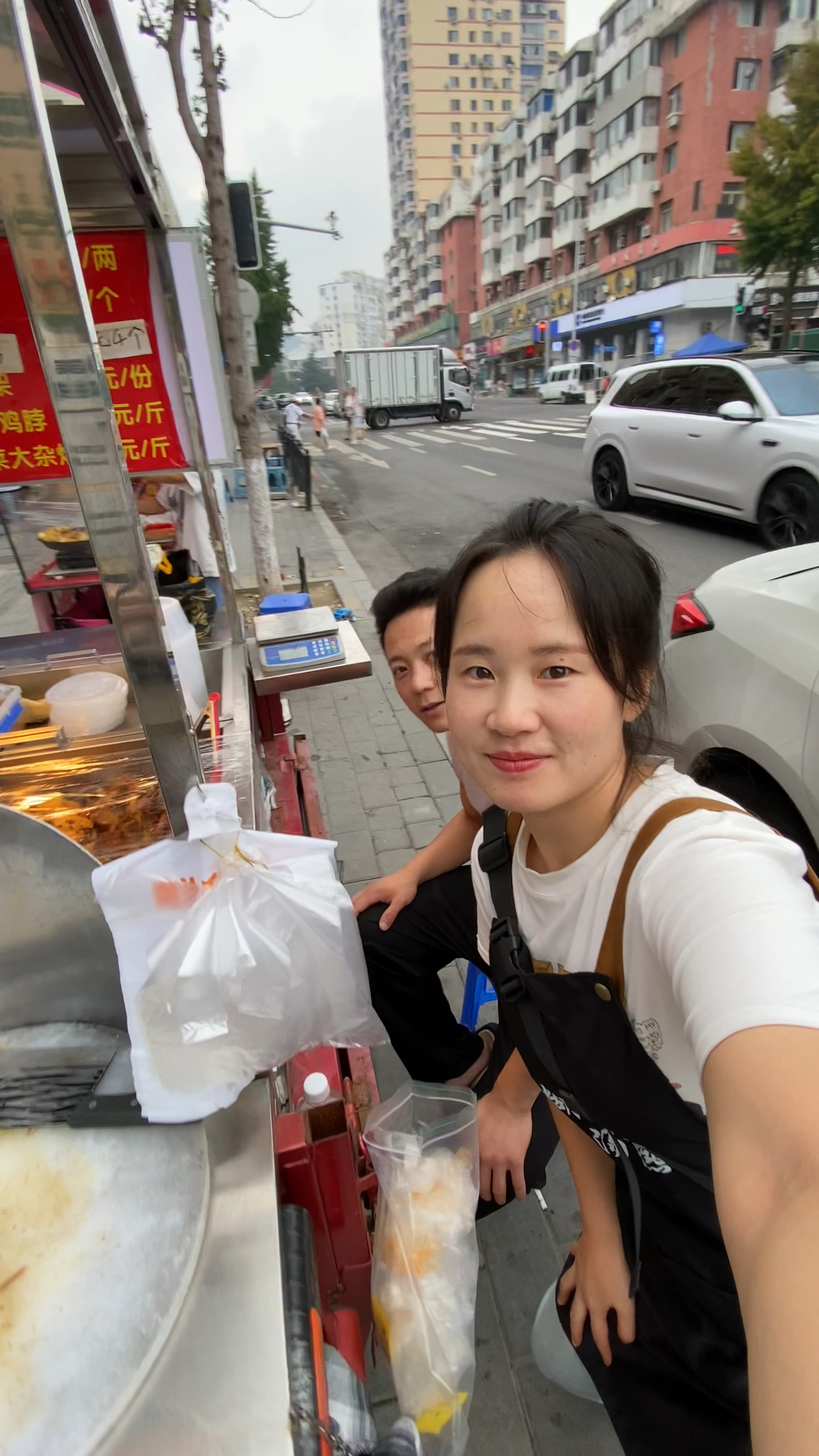 90后情侣大连摆摊卖鸭货的真实生活