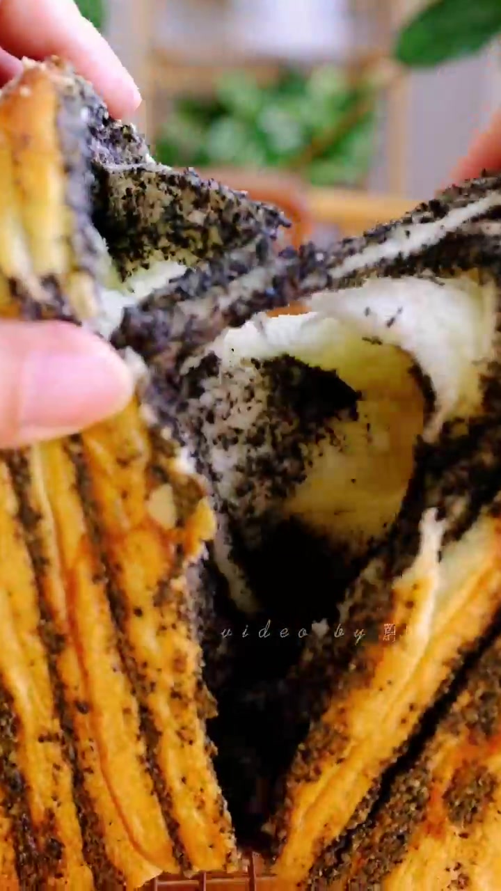 今天分享香浓有营养的黑芝麻奶酥吐司!