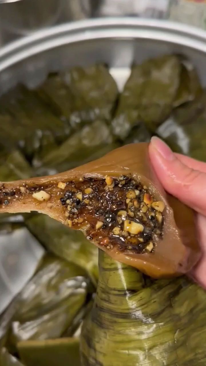 芭蕉叶糍粑 软糯香甜还能拉丝 馅料十足 越嚼越香#广西芭蕉叶糍粑