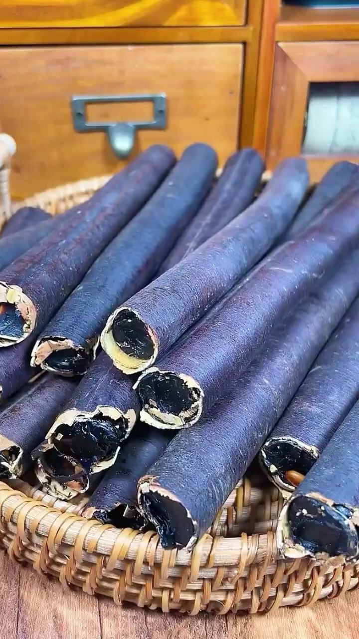 腊肠果也叫便秘果 是一种天然的果实,可以直接吃 泡水喝 #腊肠果