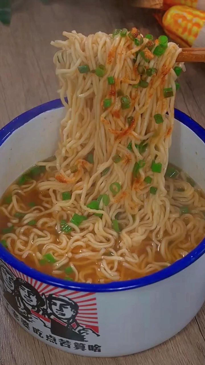 汤鲜味美清爽不油腻～华龙方便面小时候的味道 干嚼着吃酥酥脆脆的