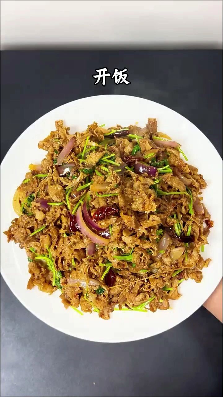 满满烧烤风味的孜然羊肉，干香干香的，老好吃啦#孜然羊肉 #羊肉卷