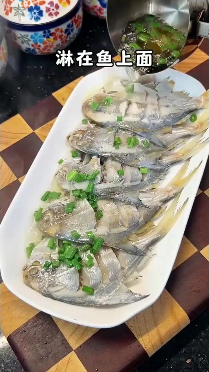 清蒸鲳鱼 做法简单 鲜嫩可口 #鲳鱼 #银鲳鱼 #平鱼 #清蒸鲳鱼