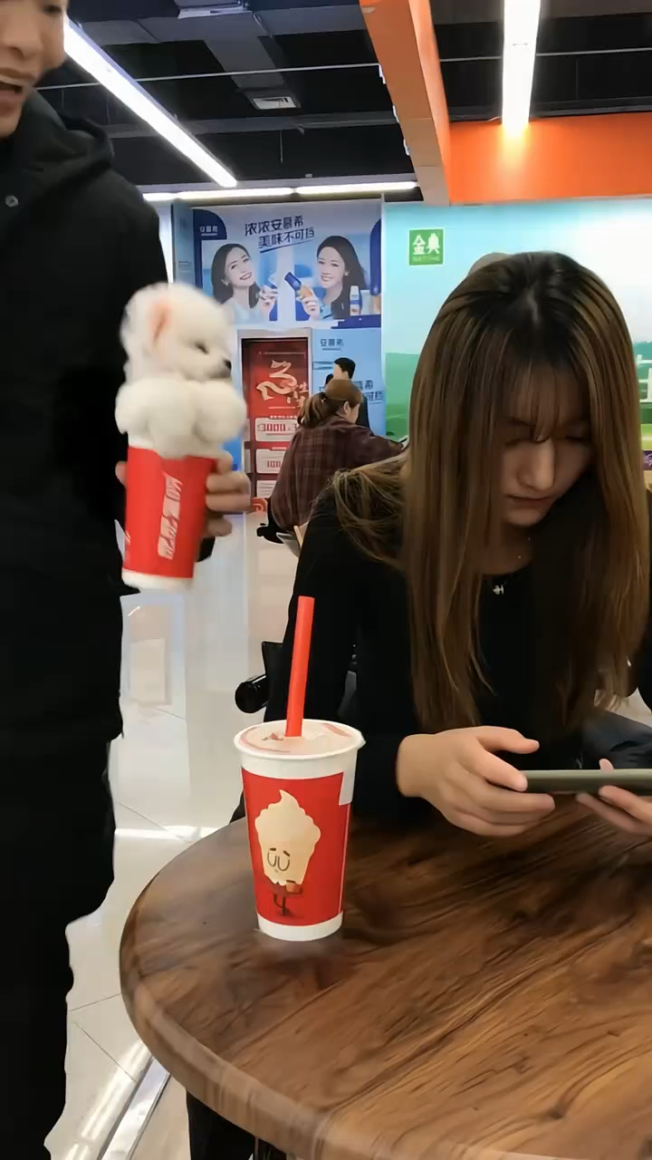 这个奶茶里竟然有一只小狗,快跑快跑