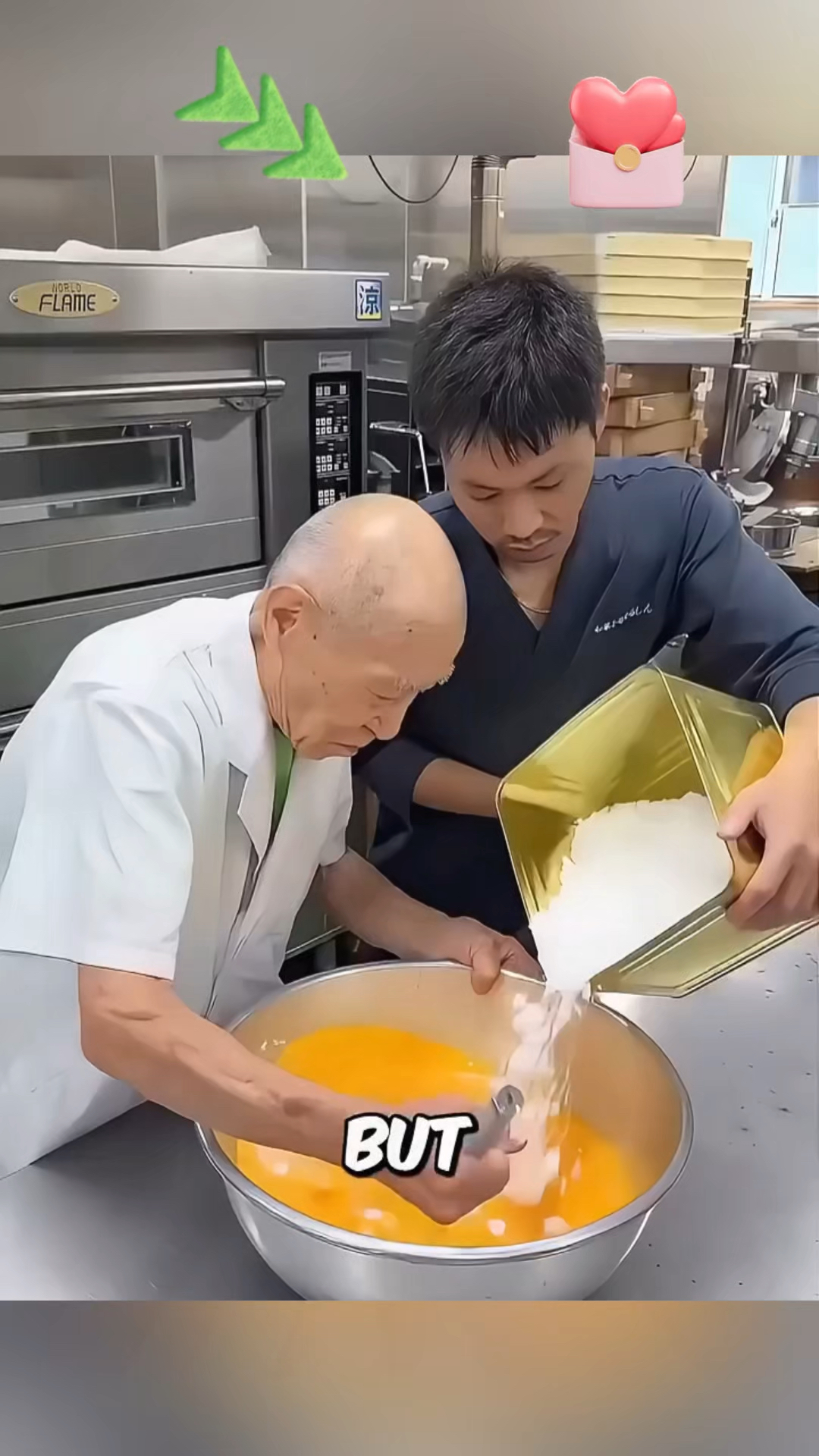 老爷爷和孙子一起做蛋糕