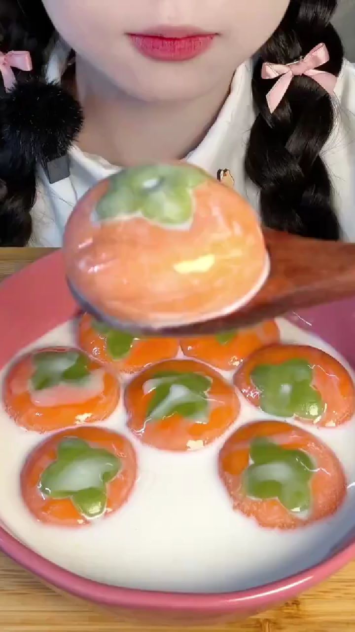 大学生瞒着家里人偷偷做吃播,深夜吃一大盘汤圆