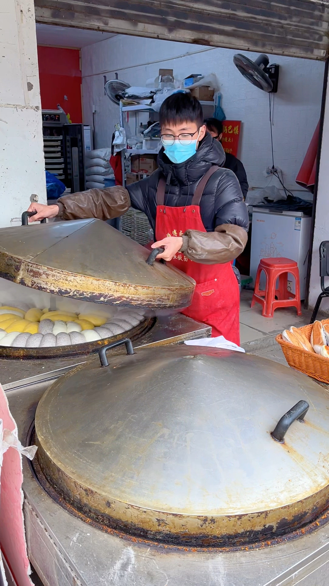 南京最帅气的馒头店老板，每天10袋面烤馒头，晚了买不到