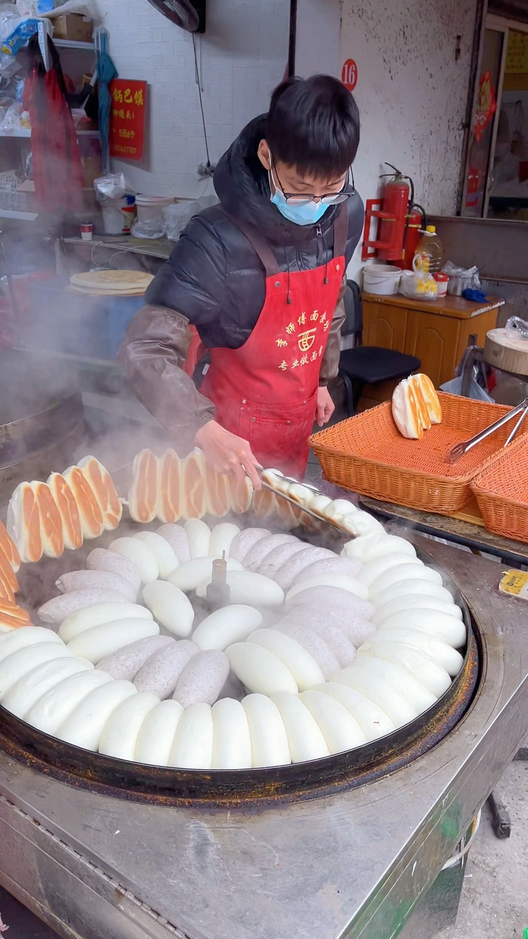 南京最帅气的馒头店老板，每天2000个馒头不够卖都是回头客
