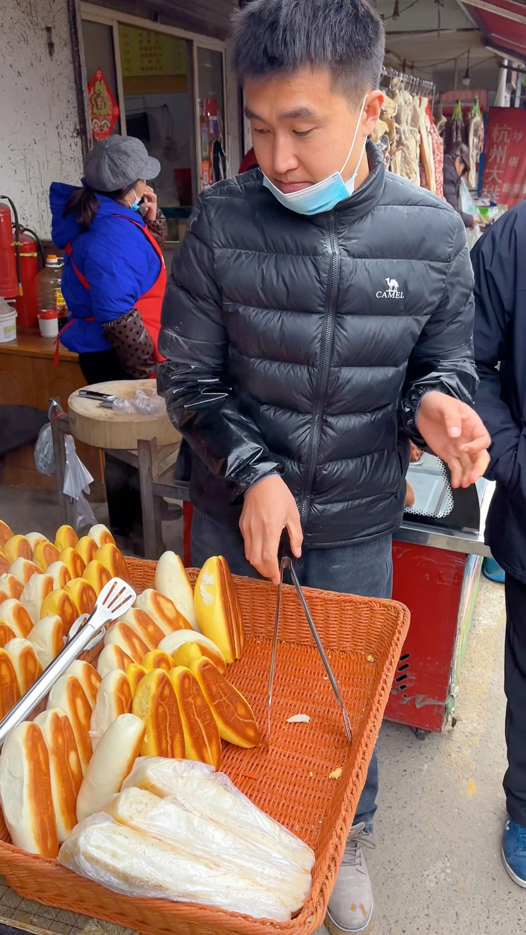 你们见过一个菜场靠着一家馒头店养活了