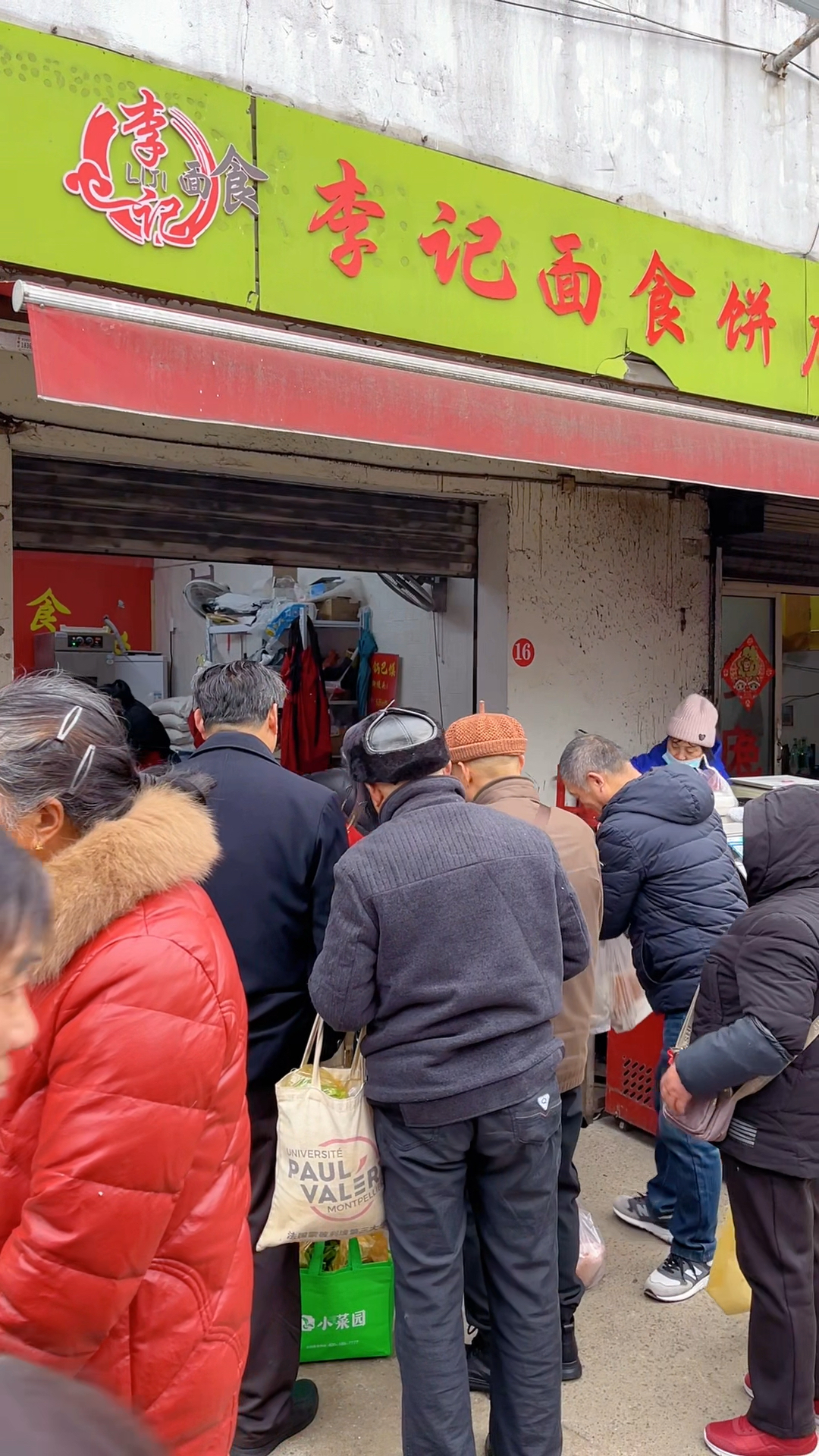 菜场里面的馒头店，每天顾客爆满，来晚了买不到