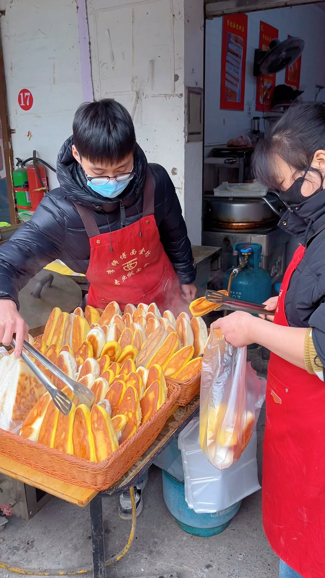 南京最帅气的馒头店老板，每天800个馒头不够卖，都是回头客