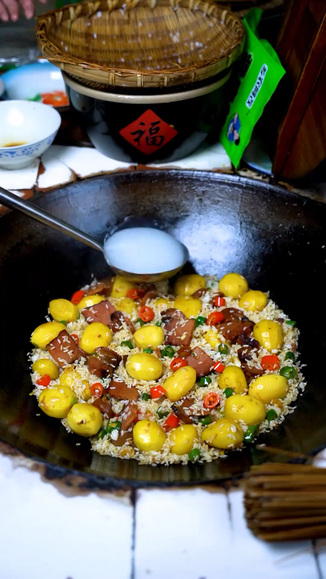 腊肉洋芋锅巴饭!