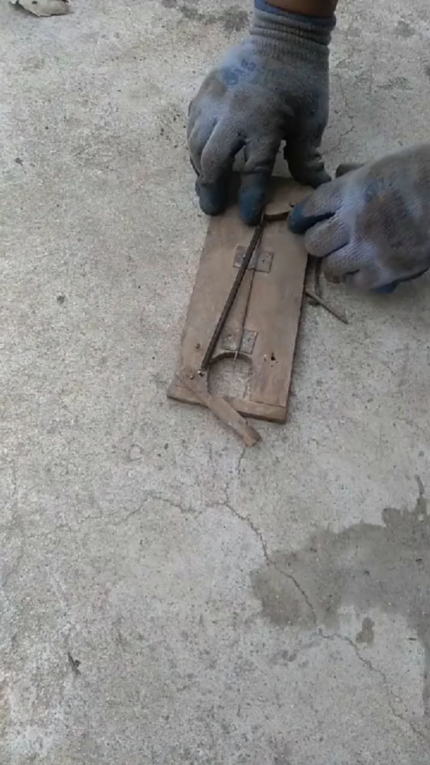 利用简易木板儿制作捕捉老鼠神器
