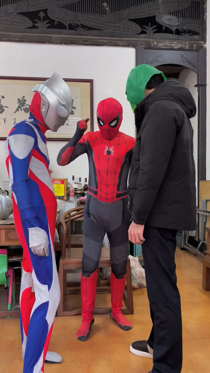 迪迦奥特曼和绿鱼头玩石头剪刀布!