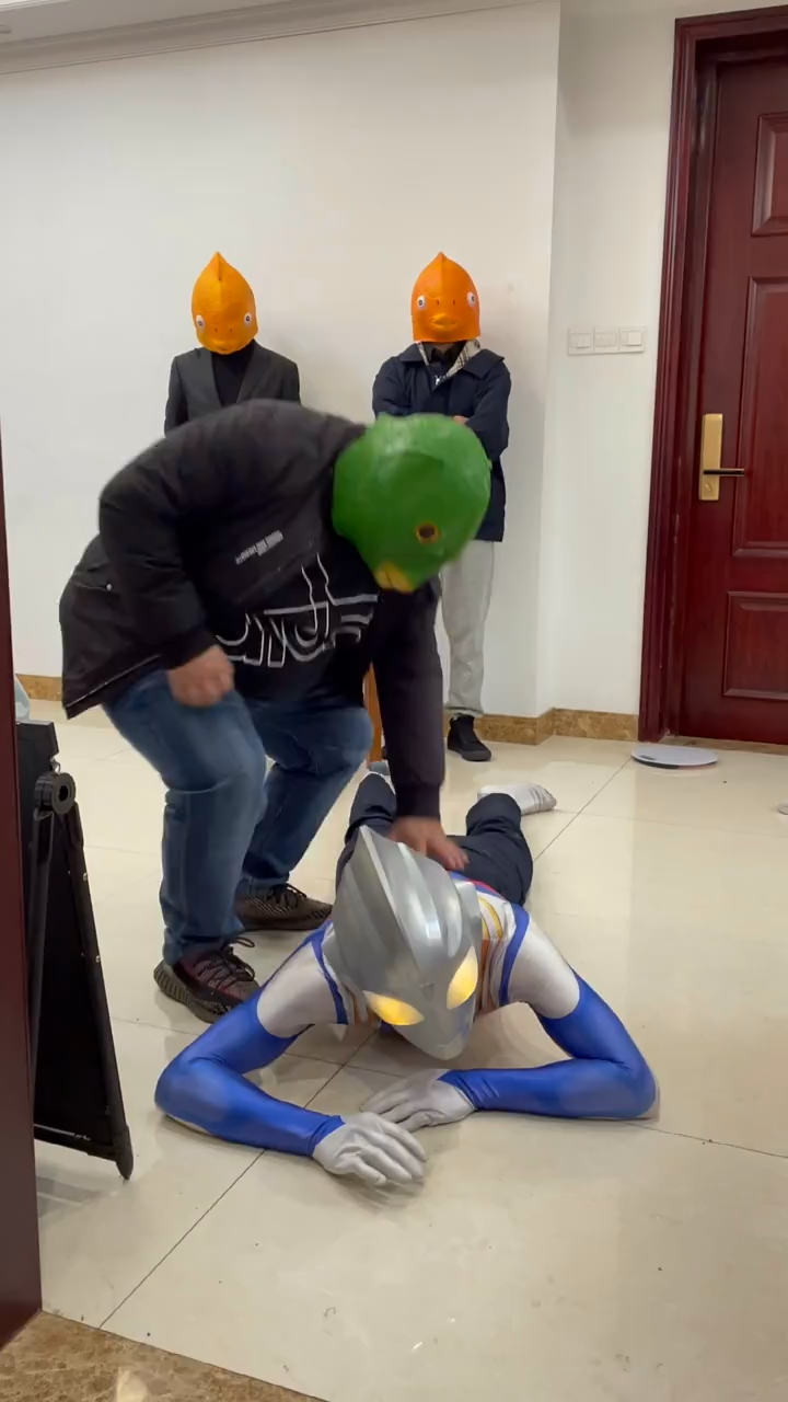 绿鱼头欺负迪迦奥特曼!