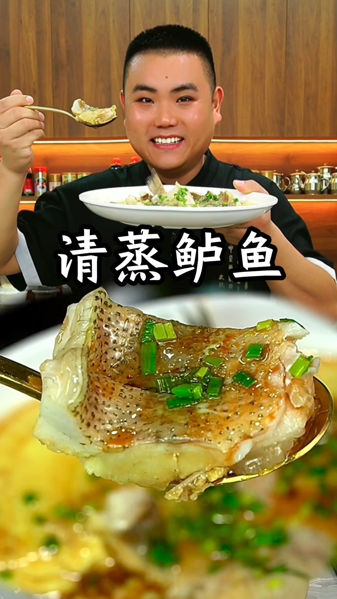 把鲈鱼用开水烫一下然后淋上鸡蛋液出锅就是饭店桌桌必点的招牌菜