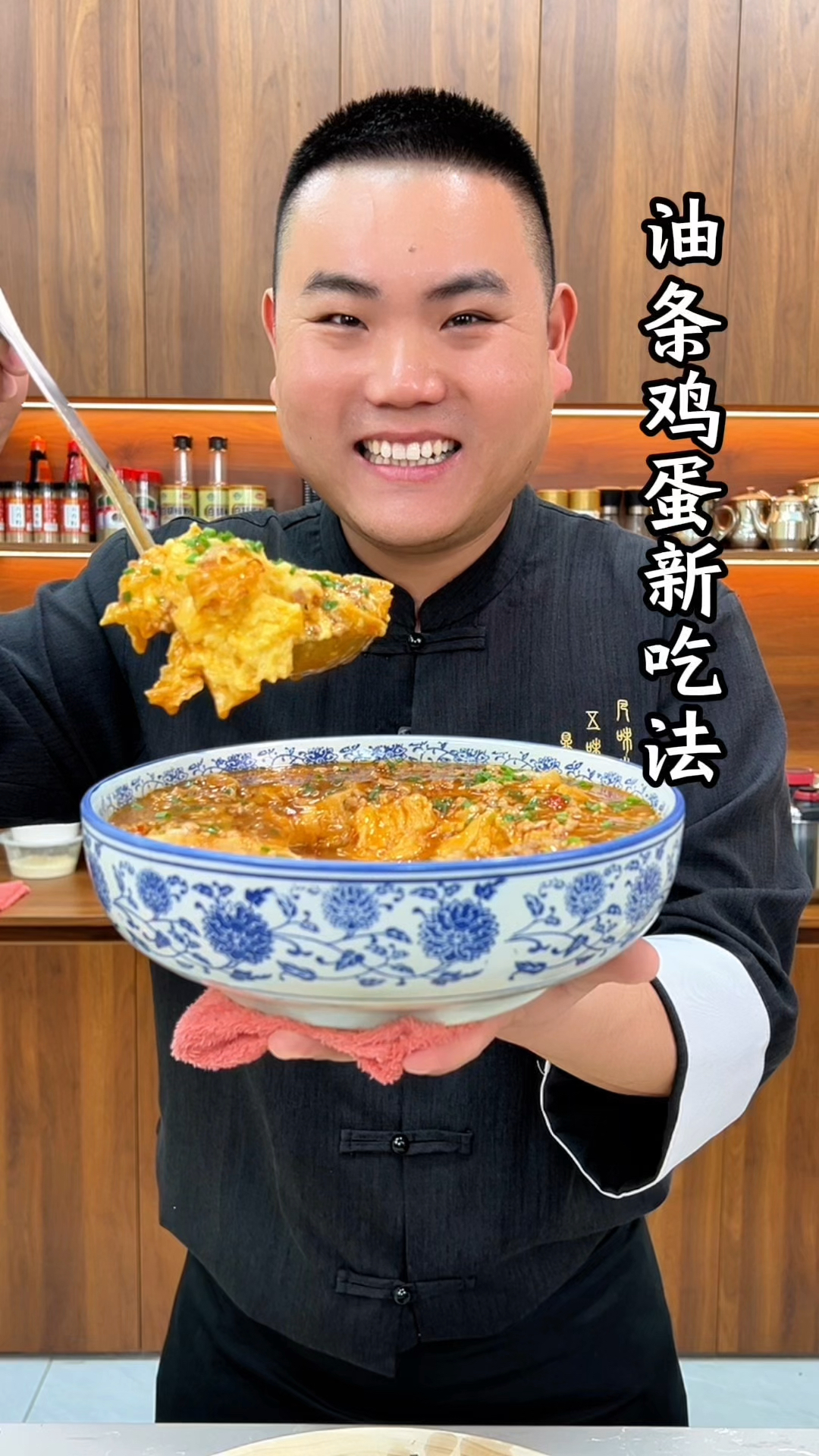 把油条鸡蛋放入锅中蒸一下出锅解锁一道大人孩子都喜欢的美食