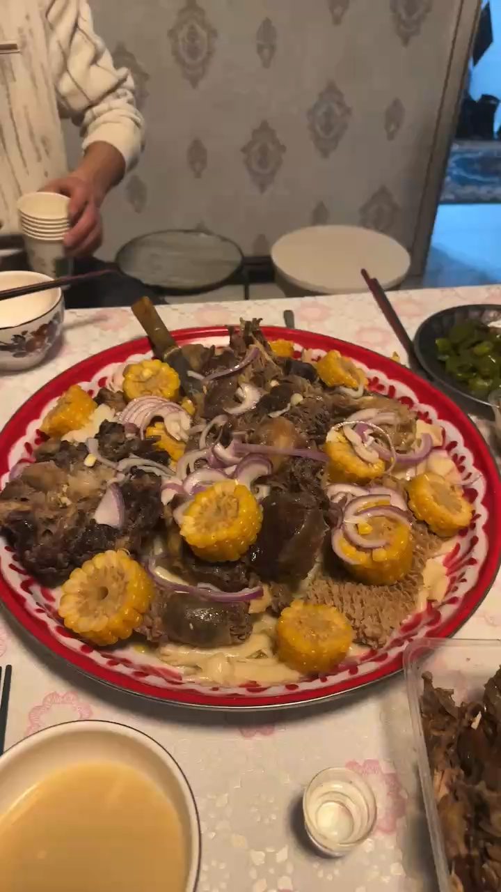 哈萨克族家品尝美食——熏马肠,熏马肉那仁,非常好吃