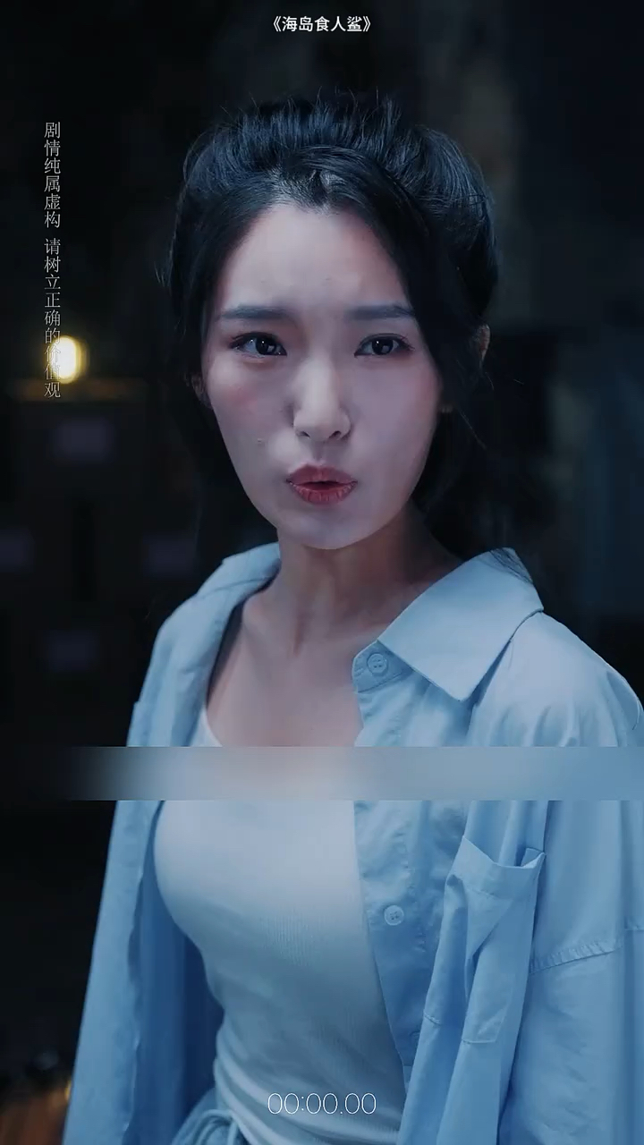 女孩明知道海里有鲨鱼，她却不告诉大家