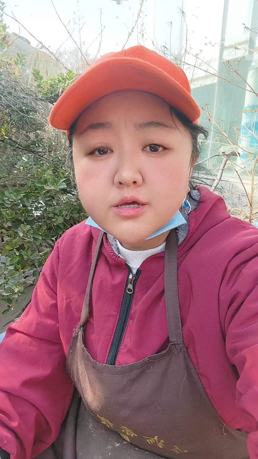 快9点了,准备拍个视频,还没拍完的顾客又来了,先去摊煎饼