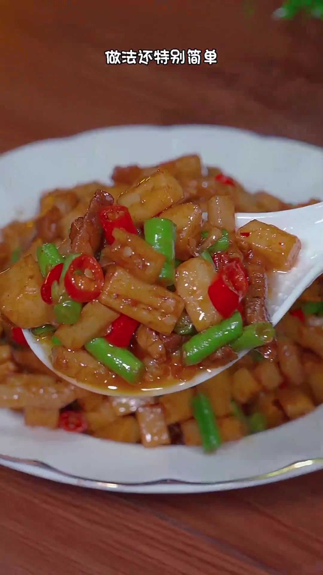 这样做的豆角莲藕炒肉香辣过瘾,好吃又下饭,你也去做起来吧。
