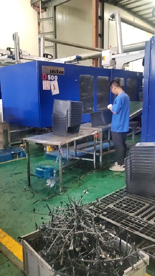 鸭产蛋窝其实很适用于蛋鸭用，5只蛋鸭可以一起用一个鸭窝