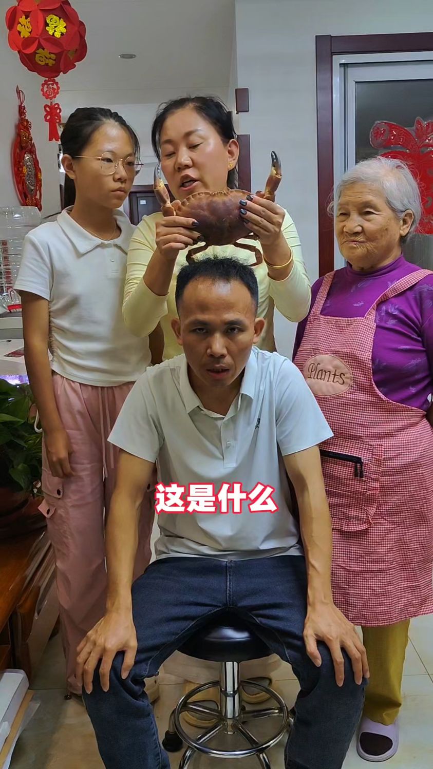 家庭游戏猜面包蟹真好玩最后爸爸尴尬了哈哈
