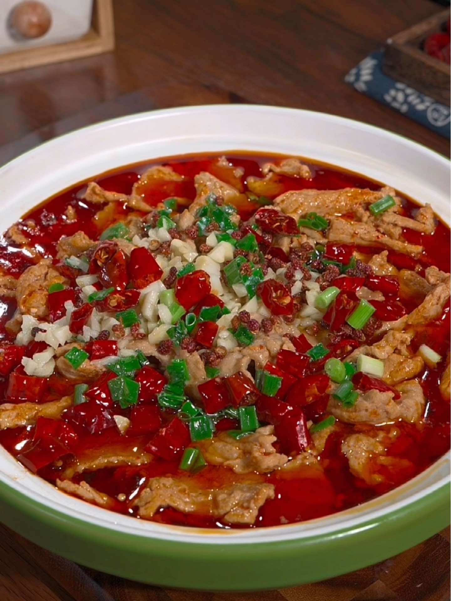 年夜饭的第三十二道菜，水煮肉片，麻辣鲜香，特别好吃！