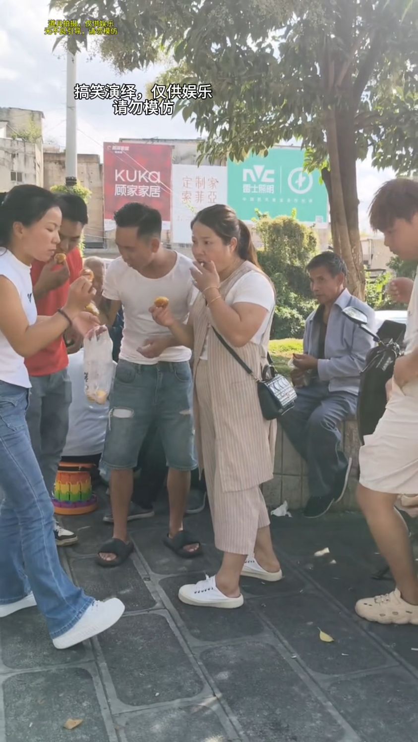 搞笑视频：一群人在吃蛋糕，大神整蛊美女，搞笑演技看看就知道了