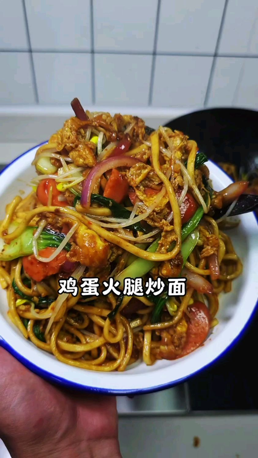 美食分享鸡蛋火腿炒面的做法