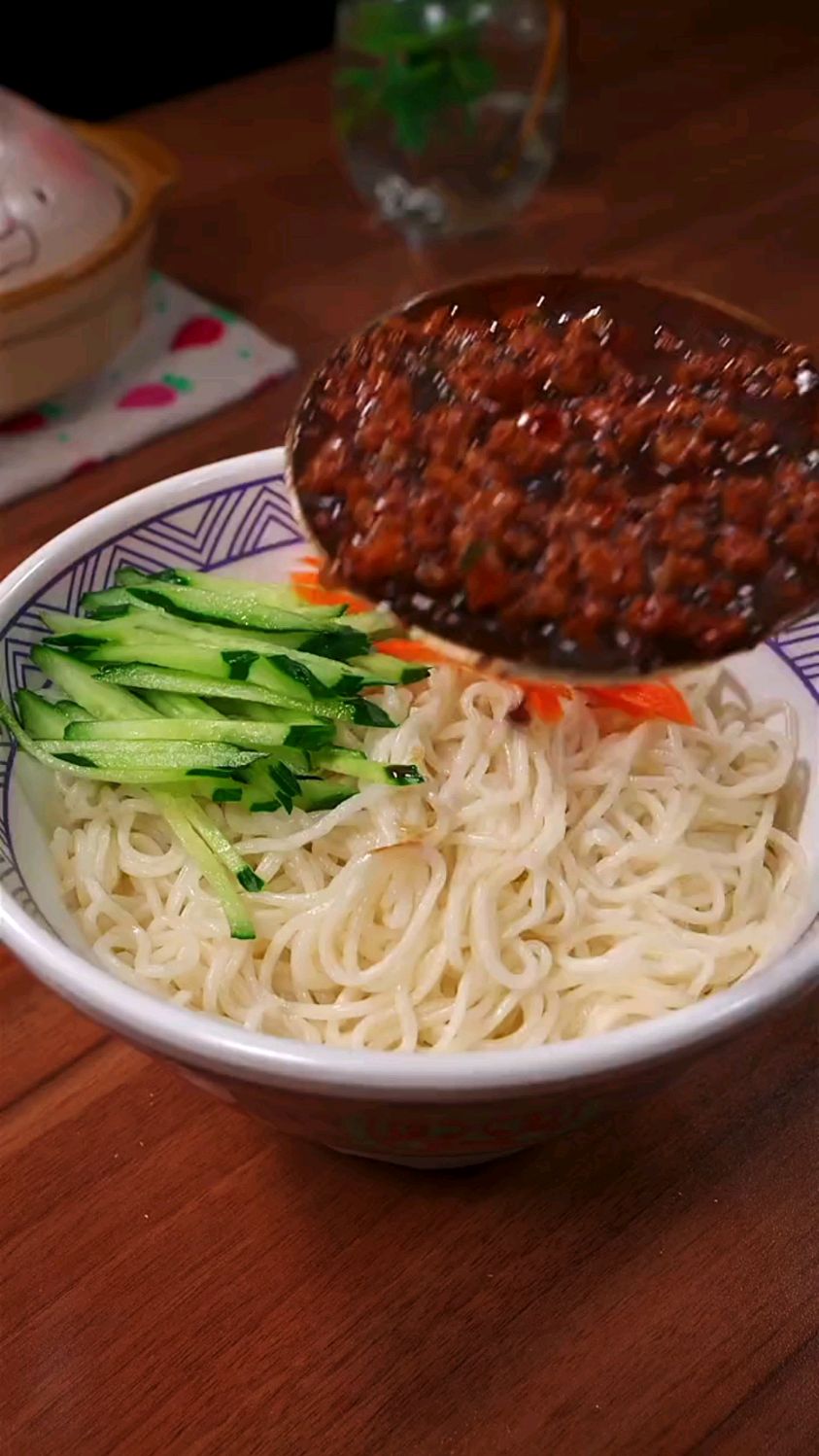 美食分享炸酱面的做法