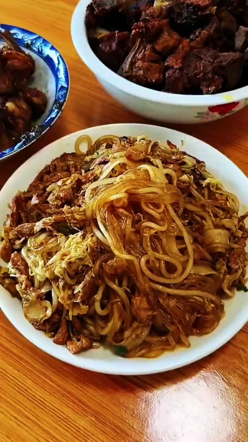 美食分享姐姐做的酸菜炒粉条