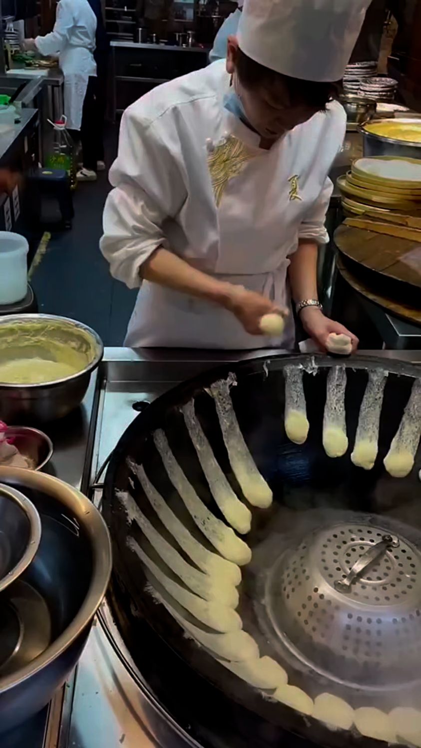 看看面师傅做的锅贴