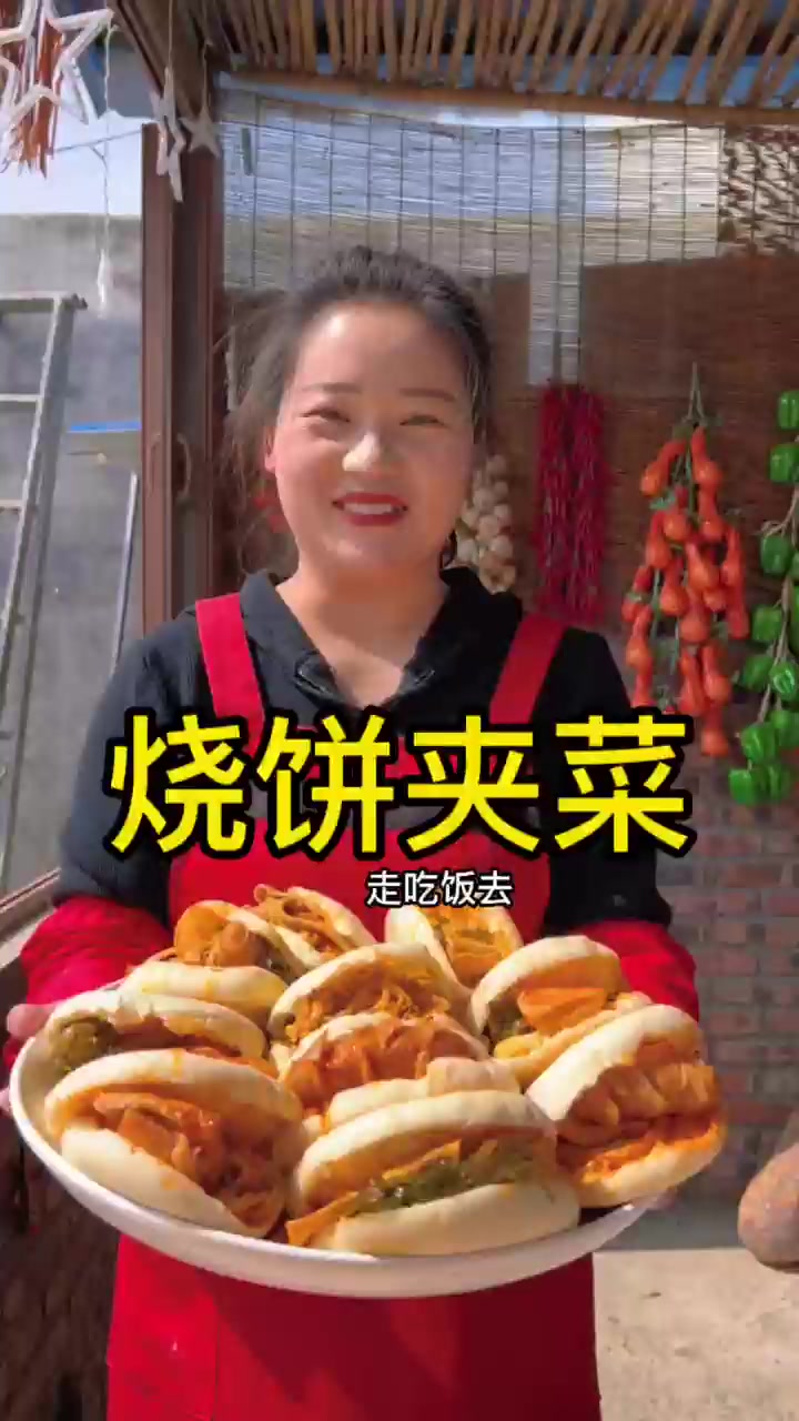 朵朵今天烙点烧饼，卤点菜，做的烧饼夹菜！