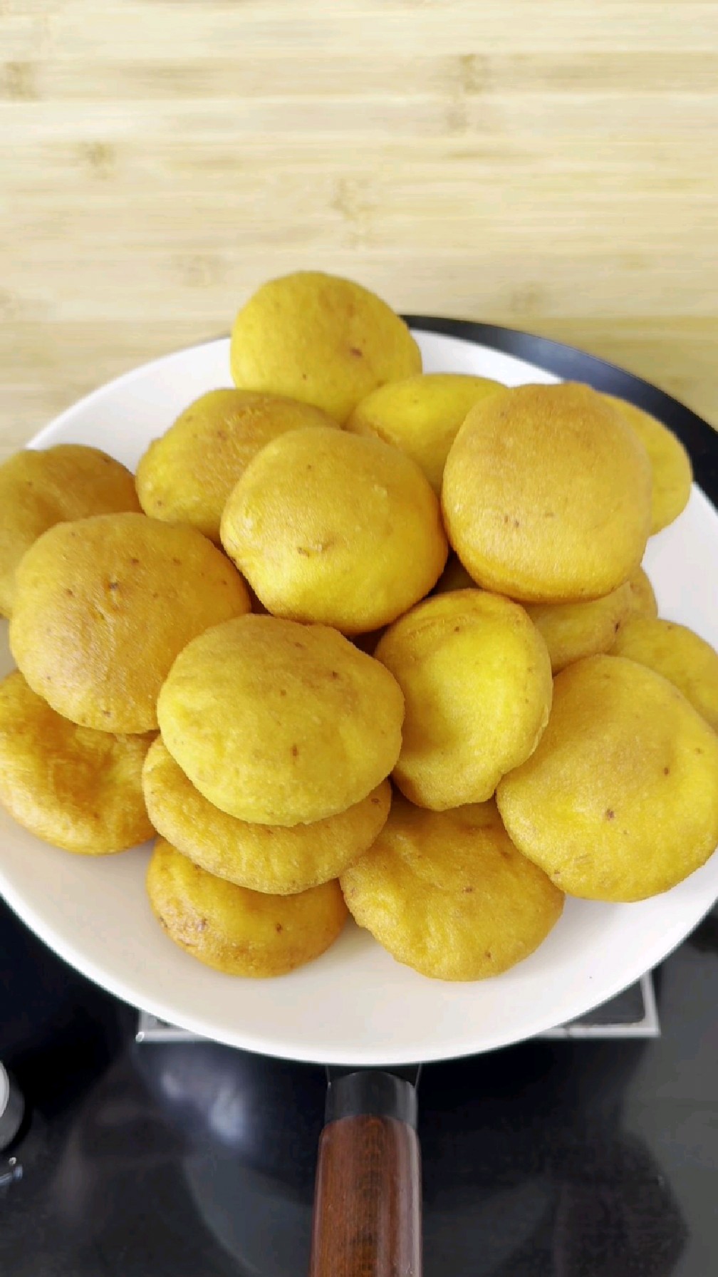 入秋后要多吃南瓜，教你南瓜饼好吃做法，外酥里软，个个金黄漂亮