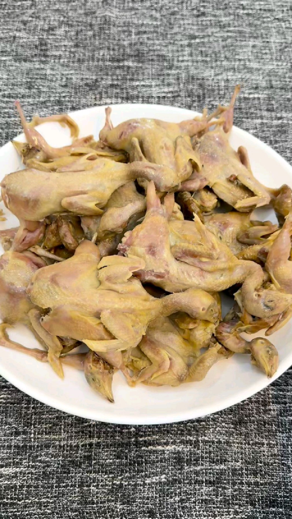 香辣腊鹌鹑,肉质紧实,腊香十足,又香又好吃,做法简单又下饭