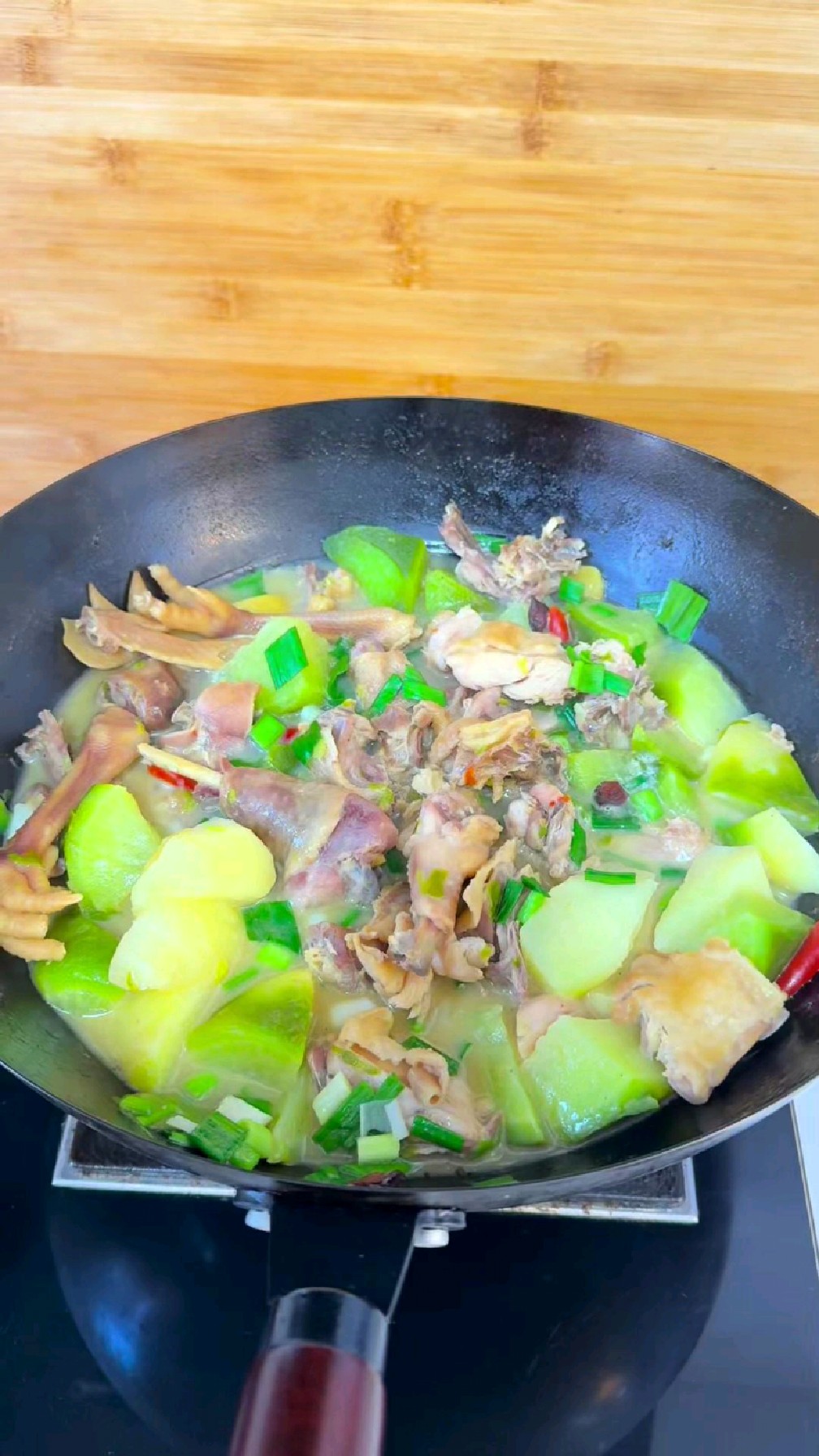 冬天来一锅热腾腾的腊鸡炖萝卜，腊鸡软烂入味萝卜甜，好吃又下饭