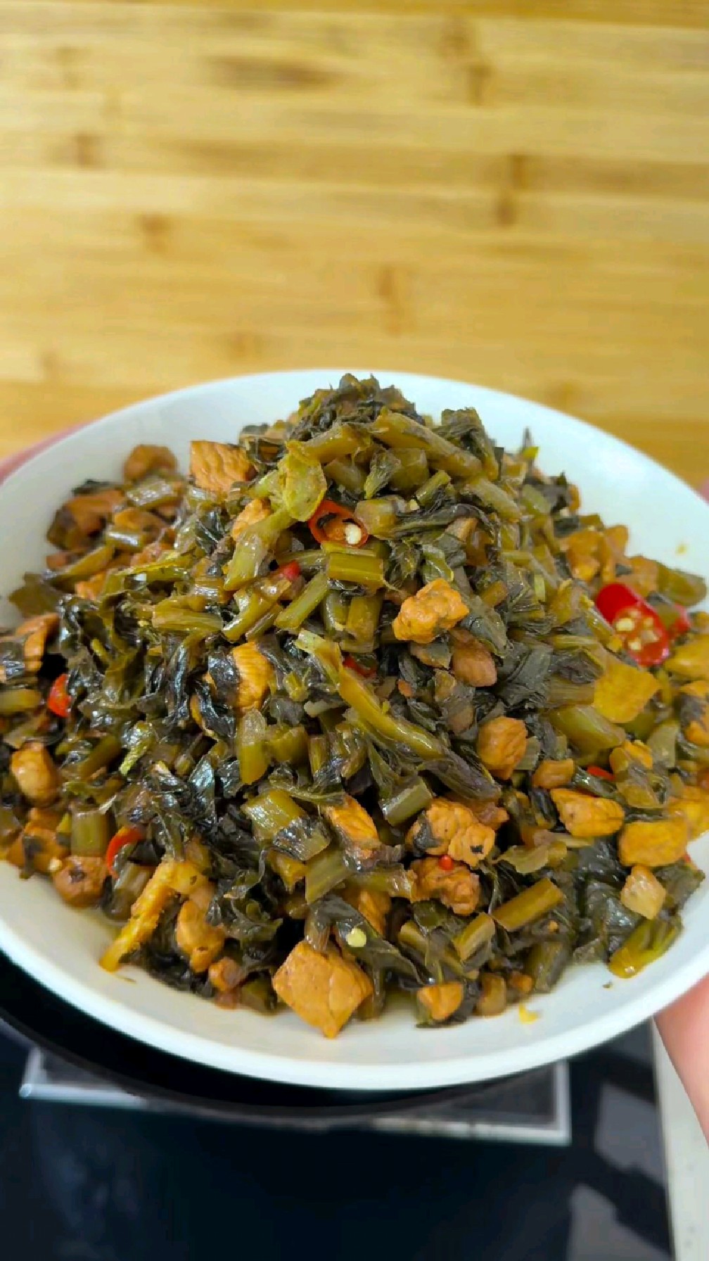 萝卜缨酸菜炒肉,酸辣脆爽又开胃,简单好吃又下饭