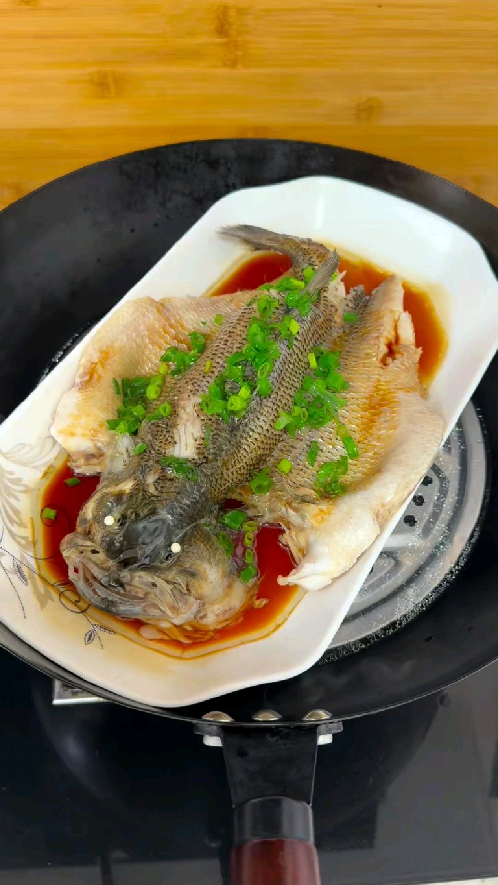 年夜饭的餐桌上怎能少得了这道清蒸鲈鱼,肉质鲜嫩可口,营养美味