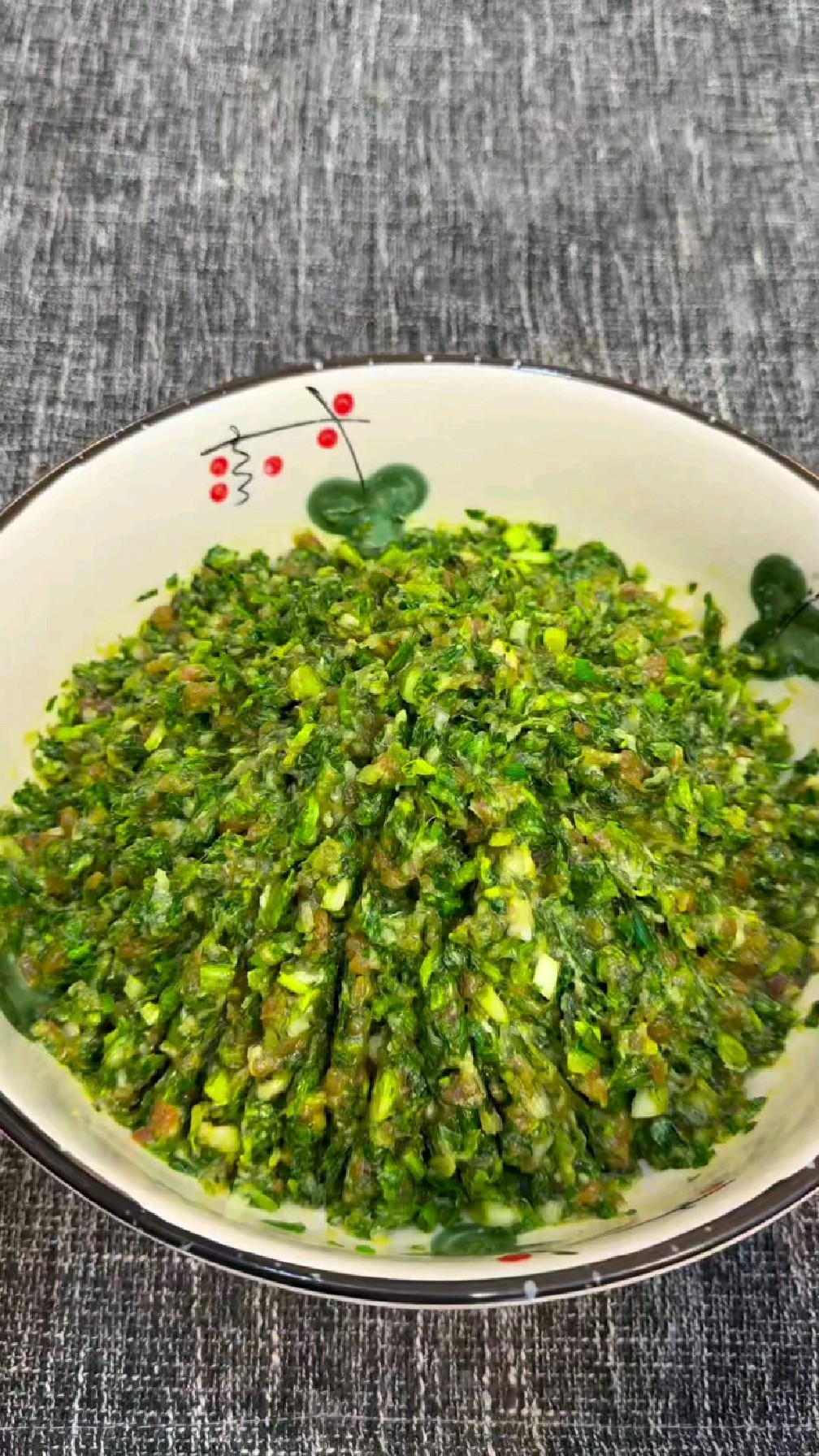 又到了吃荠菜季节,做成荠菜馅饺子,鲜嫩多汁营养好吃,太鲜美了