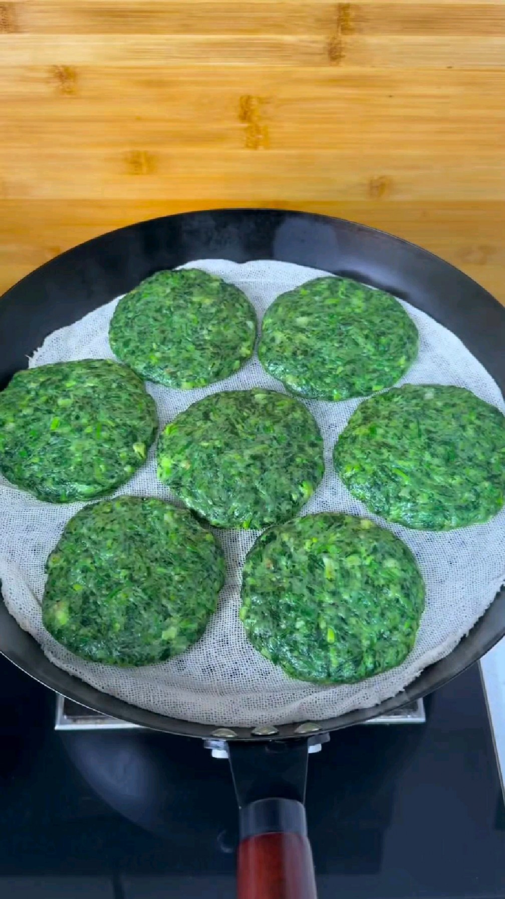 春天正是吃野菜荠菜的季节,试试这样做的荠菜饼,又软又香,好吃