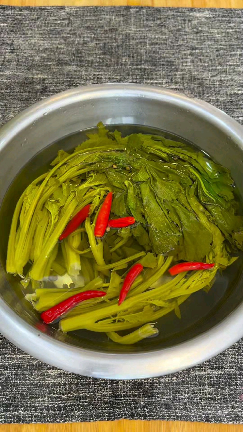 春天正是吃野腊菜的季节,做成野腊菜酸菜,酸脆爽口,颜色金黄