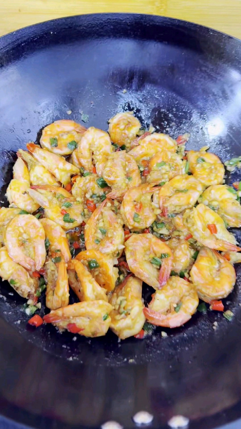 大虾这样做太好吃了,蒜香浓郁,鲜嫩入味,做法简单家常