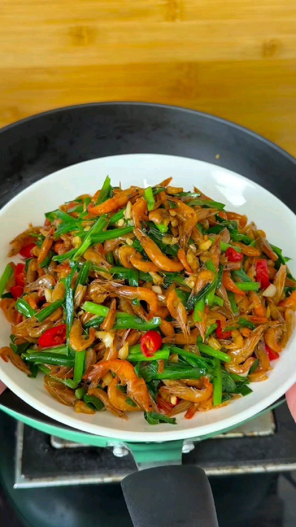 韭菜炒河虾,鲜香味十足,做法简单,好吃又下饭