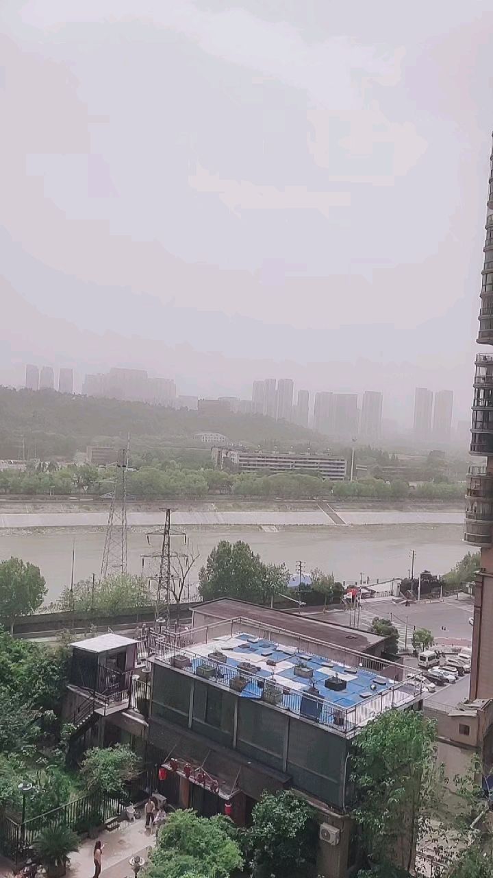 武汉重度沙尘暴,已经爆表了,空气严重污染