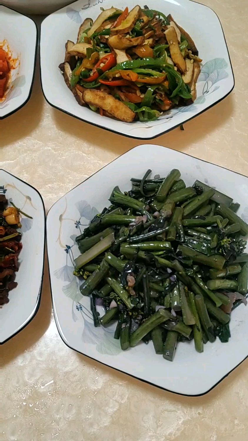 开饭咯～香菜炒牛肉,炒红菜苔,辣椒炒豆腐,酸萝卜,肉沫。