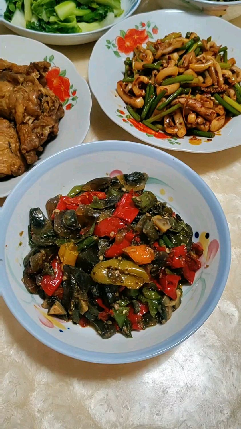 开饭咯——蒜苔炒鱿鱼,黄雀肉,辣椒炒皮蛋,炒辽菜,炒白菜!