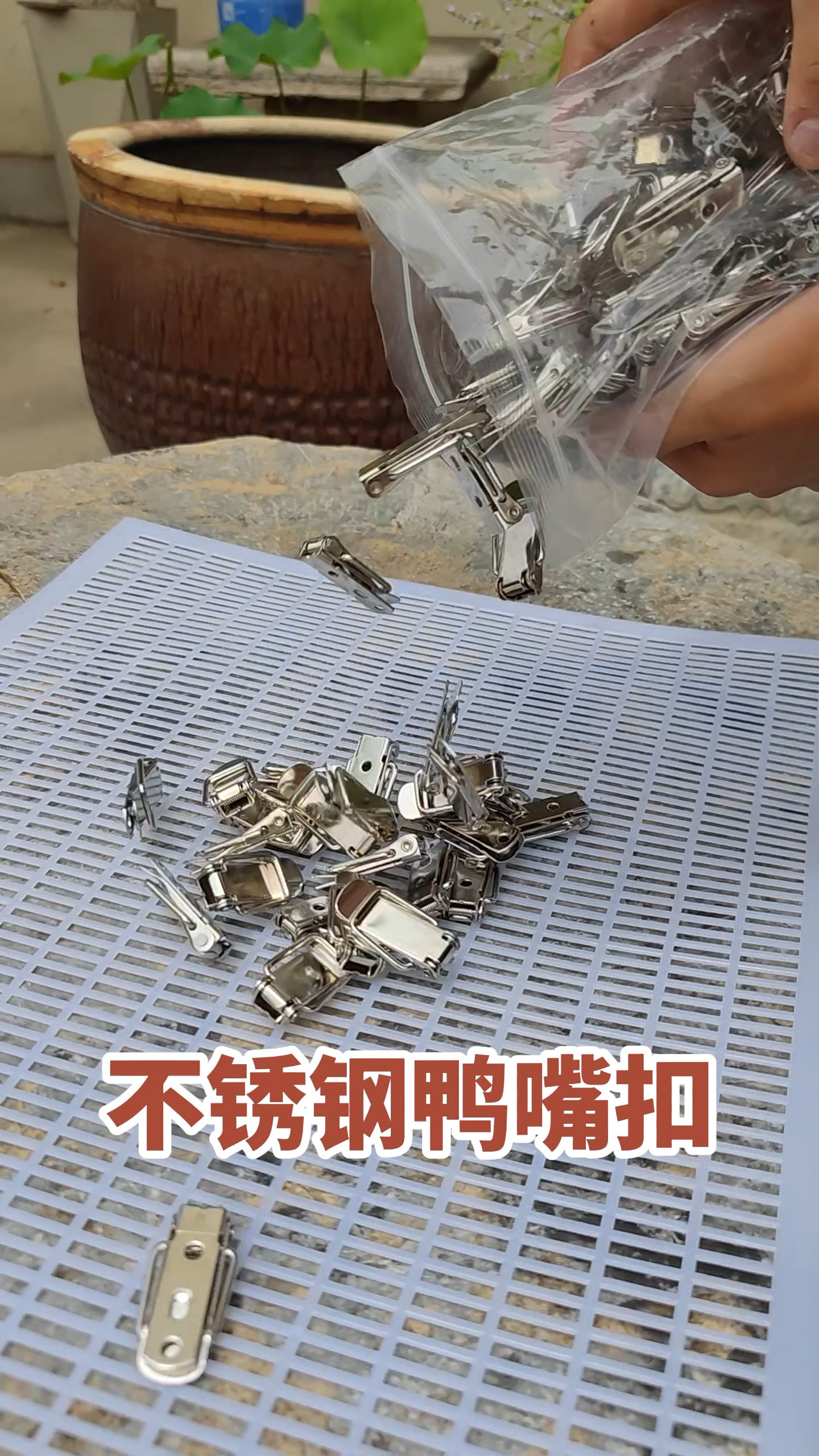 这个是不锈钢鸭嘴扣，用于蜂箱连接，继箱连接！